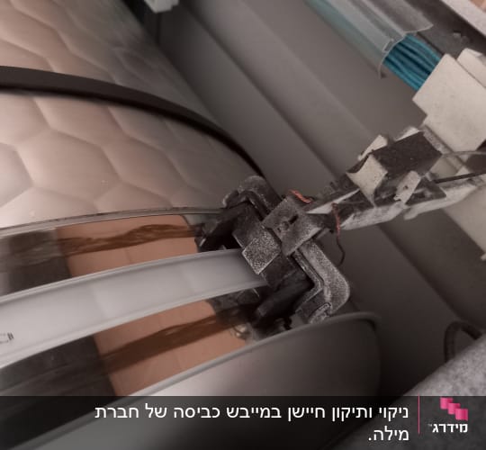 חיבורים חשמליים על צינור מתכת עם כבלים